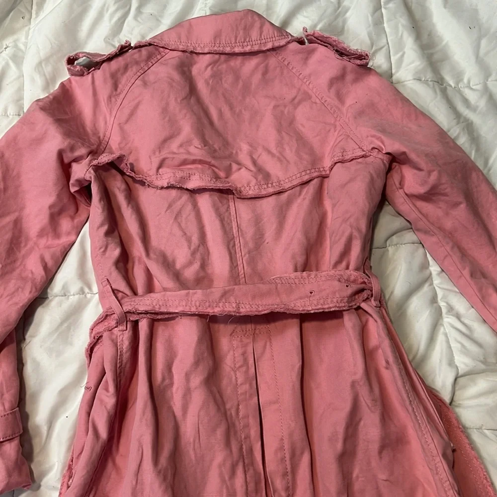 Ladies Burberry pink trenchcoat. Size 4. - Picture 7 of 7